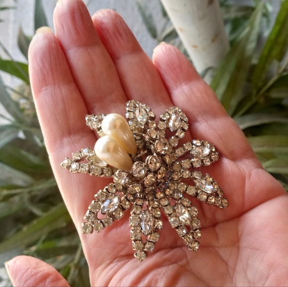 Weiss VTG Faux Pearls Rhinestones Unique Signed Mid-Century  Brooch - Picture 3 of 16
